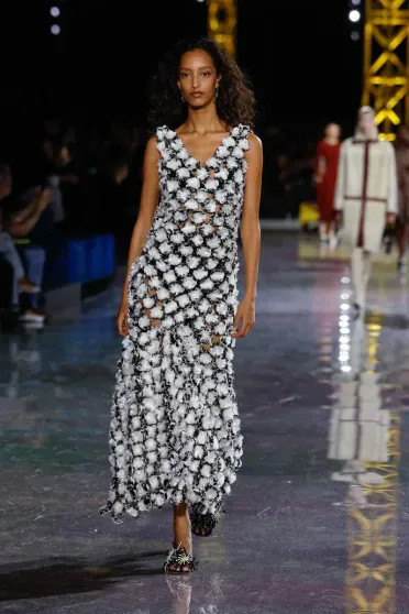 Неделя моды в Париже: Марго Робби (с каре), Кайли Миноуг, Лили-Роуз Депп и Ольга Карпуть среди гостей, российские модели — на подиуме на показе Chanel Chanel, показе, осеньзима, Кайли, Париже, Миллер, Евсеева, Берзения, Images, Уинфри, ЛилиРоуз, подиум, Миноуг, Марго, новой, Робби, нулевых, 2026Адица, 2026Вика, Консани