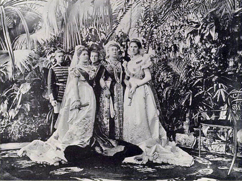  Вера с дочерьми на коронации Николая II. Фото из открытых источников.