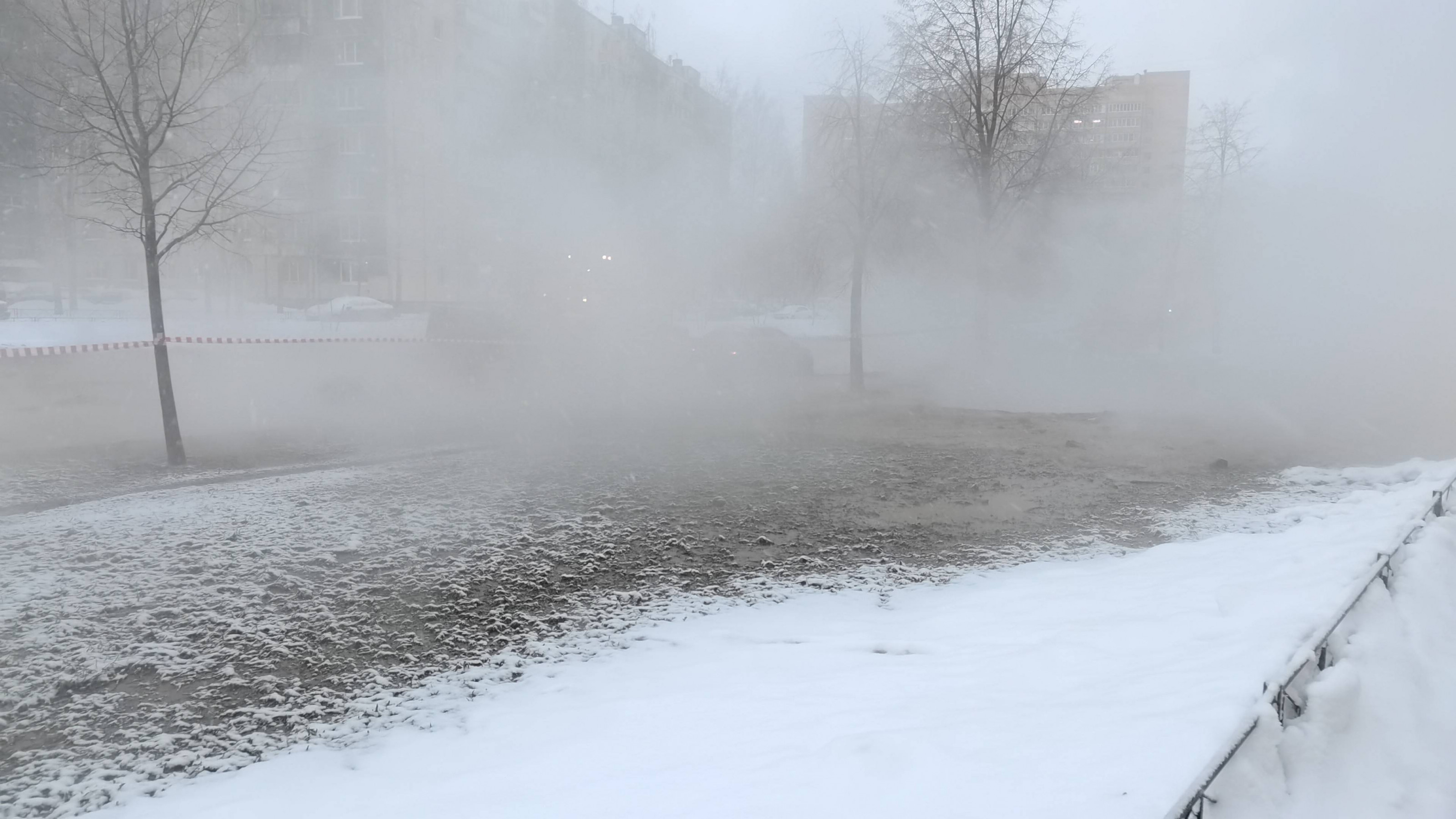 Залило горячей водой. Труба с кипятком. В Марьино прорвало трубу с кипятком. Петербург зима 2022 коммунальные службы. Последствия прорванной трубы.