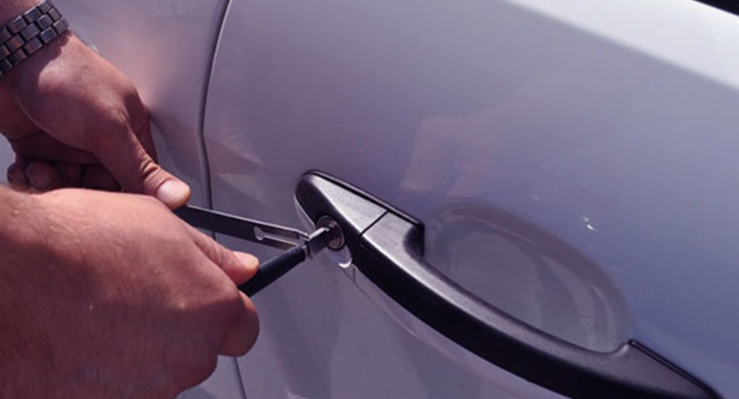 Самостоятельно вскрытие замка машины: возможно ли это сделать