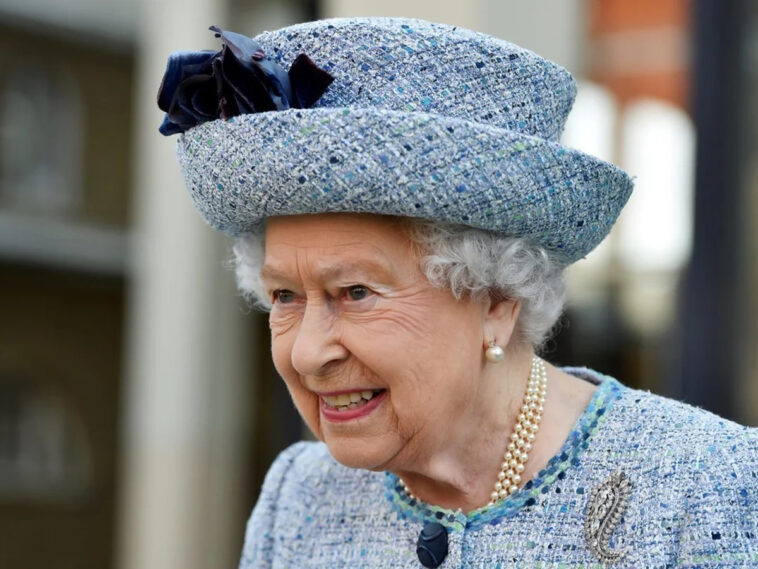 Елизавета II обругала мировых лидеров, забыв про включенный микрофон