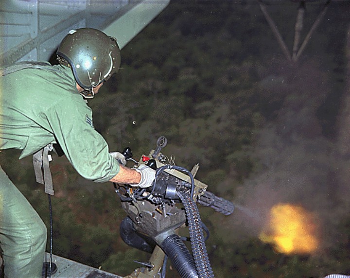 Обстрел по вьетнамским джунглям из M134 Minigun