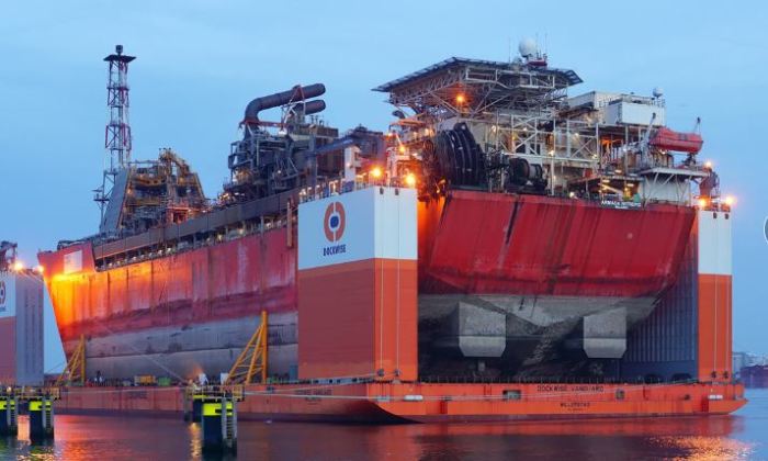 Уникальный транспортный корабль Dockwise Vanguard.