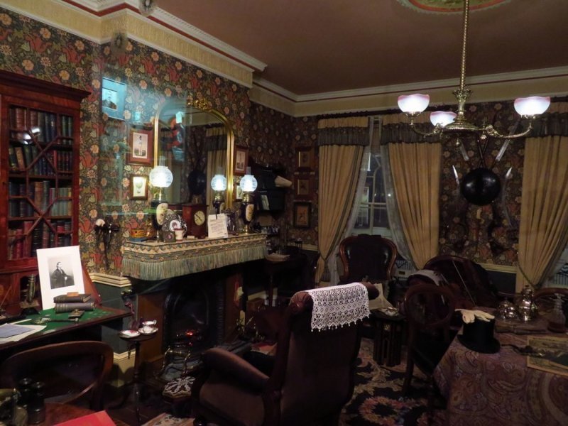Музей Шерлока Холмса в Майрингене. Копия гостиной Холмса и Ватсона на Бейкер-стрит 221b. Обатите внимание на камин с традиционной каминной полочкой история, музеи, факты, фото