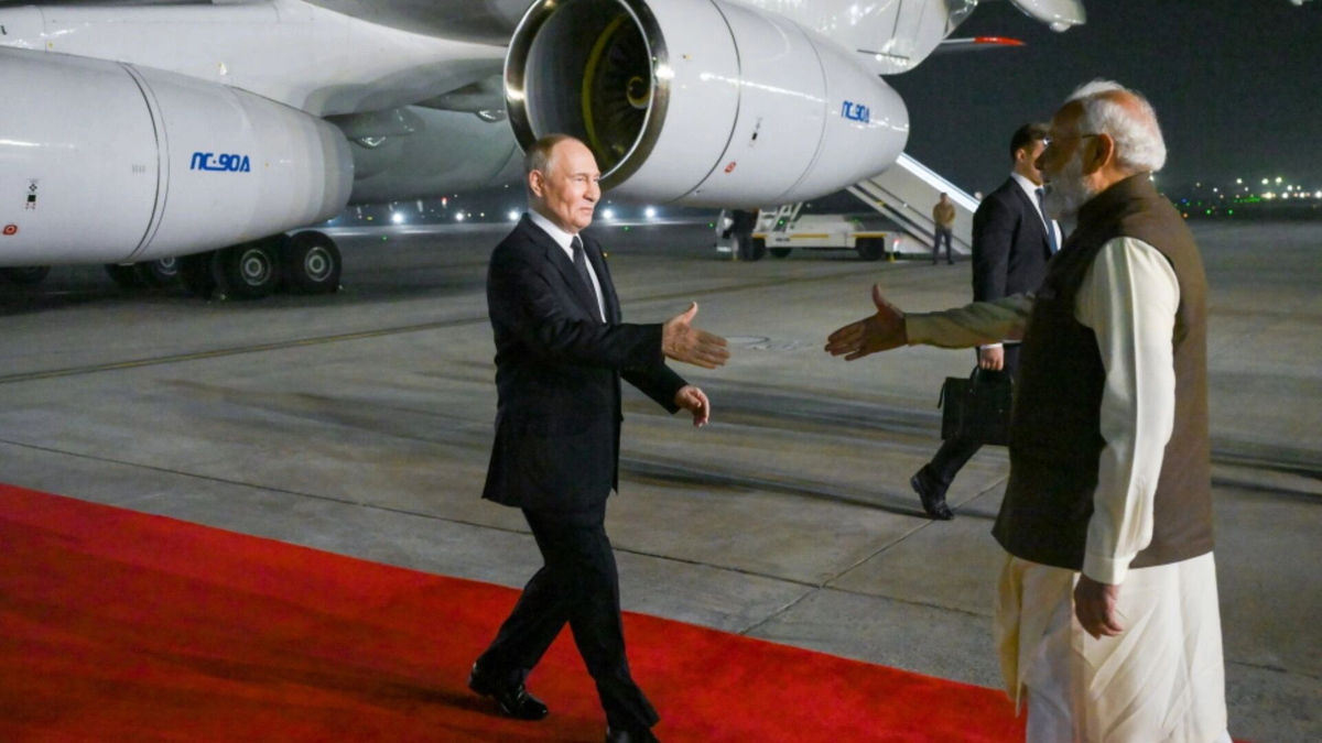 Президент РФ Владимир Путин и премьер-министр Индии Нарендра Моди (слева направо) во время прибытия на авиабазу ВВС Индии Палам. Фото: Григорий Сысоев. ТАСС