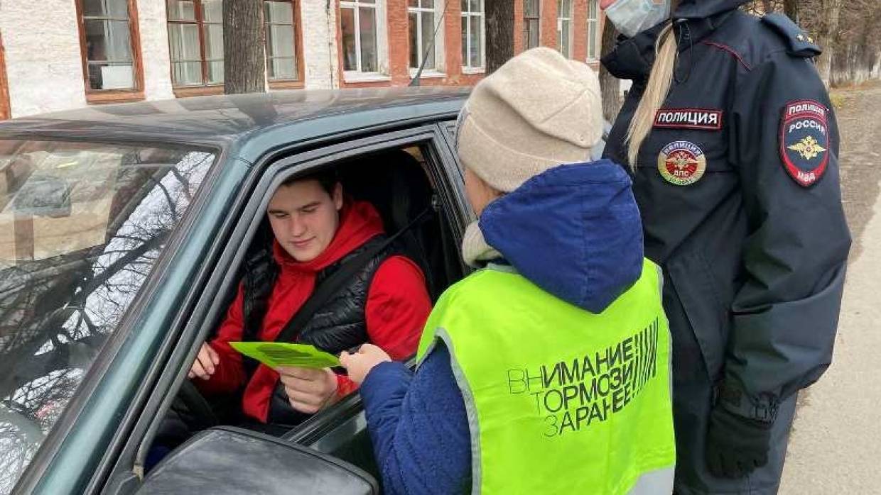 В школах детям раздают. Безопасности дорожного движения Пермский край. Полиция Кизела Пермский край. Письмо водителю. Детские мероприятие ГИБДД Кизел.