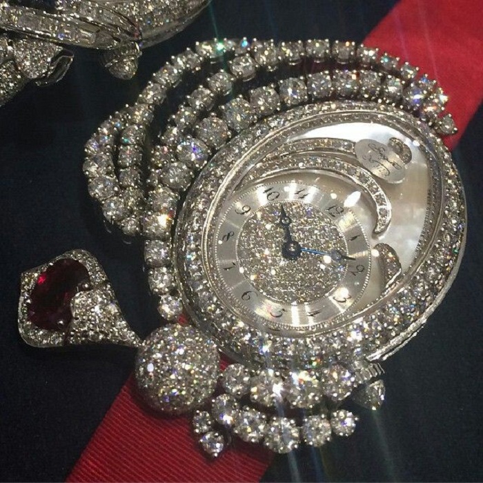 Брегет Марии-Антуанетты, канва из алмазов с жемчужным циферблатом, подчёркнутым рубинами