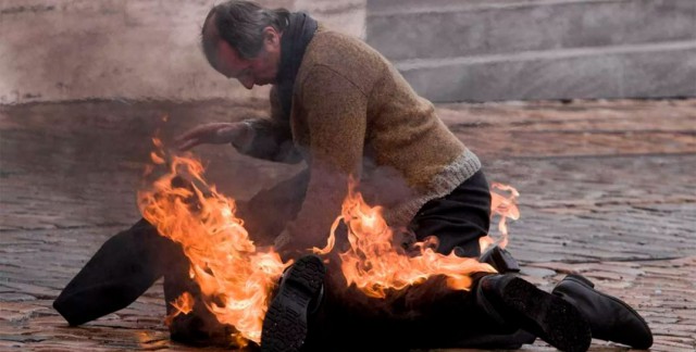 В Могилевской области на мужчине загорелась одежда.