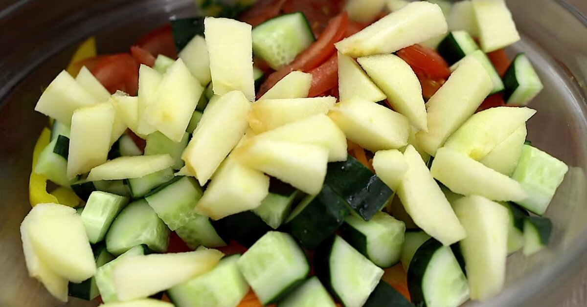 «Соседка по даче научила готовить очень ароматный летний салат»: потрясающее сочетание продуктов салаты