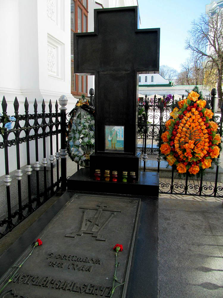 Апрельский Киев. Памятники, плакаты, символы, Лавра Апрельский Киев. Памятники, плакаты, символы, Лавра