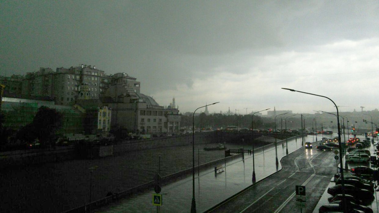 Шквалистый ветер с дождем обрушится на вечернюю Москву