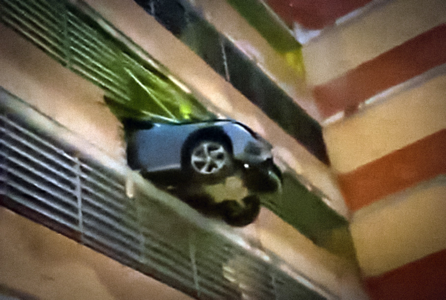 Россиянка на Mercedes-Benz пробила стену на четвертом этаже парковки Новости
