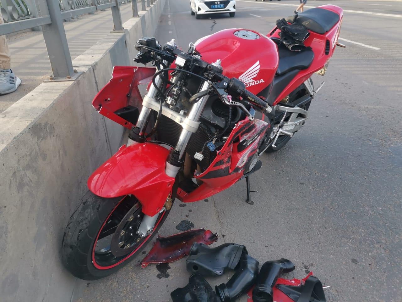 В Ржеве мотоциклист врезался в машину