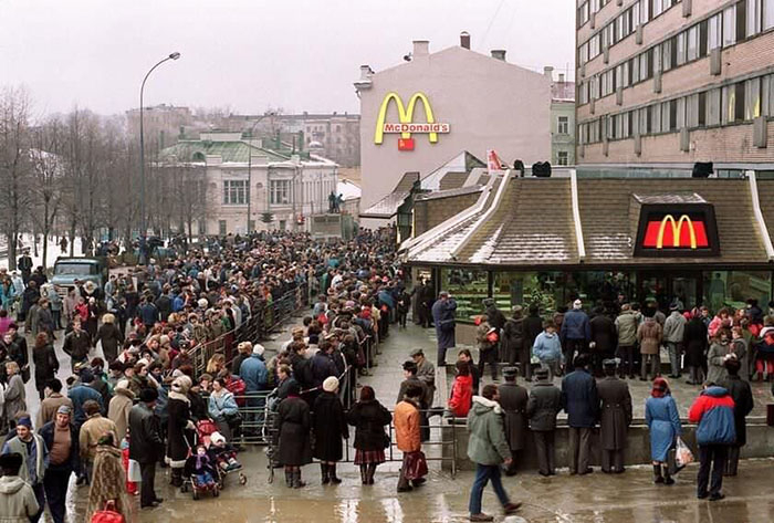 Первый в Москве Макдональдс открылся в 1990 году, в Москве открылся первый советский Макдональдс