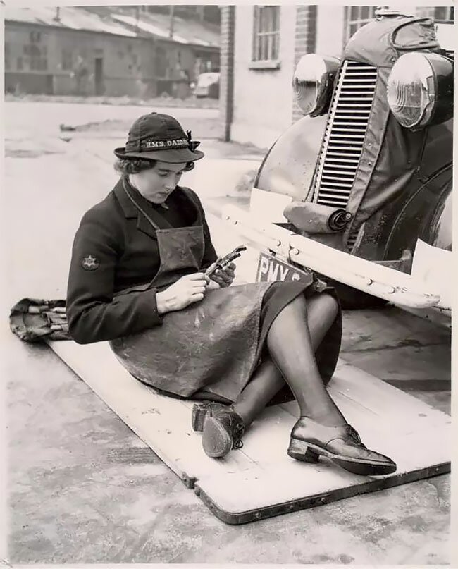 Удивительные фотографии женщин-автомехаников начала 20 века 