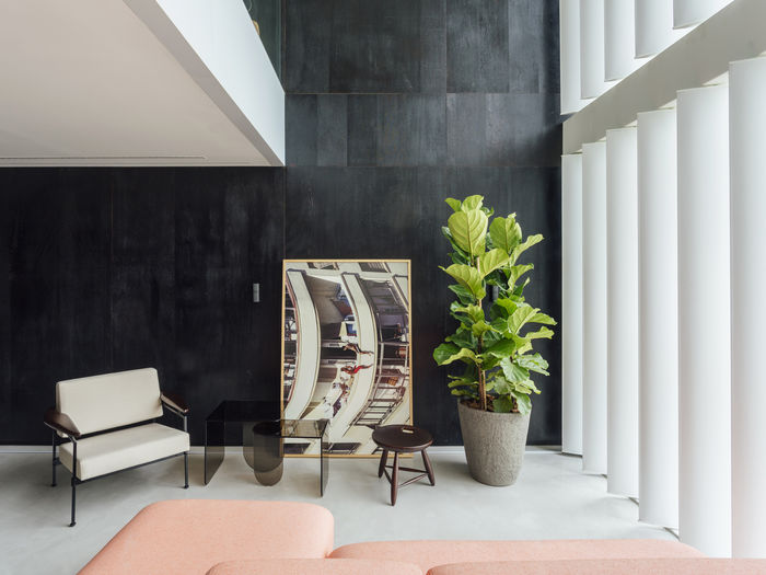 Очень стильный лофт с невероятной черной лестницей интерьер и дизайн