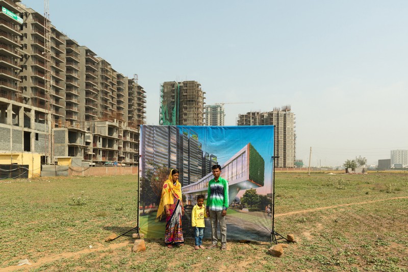 Бедные люди на фоне роскошной индийской архитектуры