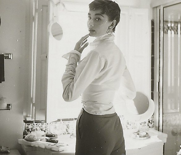 Одри Хепбёрн в объективе фотографа Марка Шоу, 1953 год. Одри Хепбёрн в объективе фотографа Марка Шоу, 1953 год.