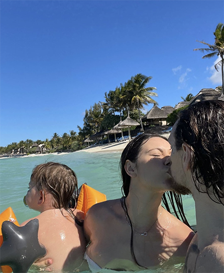 Сергей Полунин и Елена Ильиных с сыном Миром отдыхают на Маврикии Сергей Полунин и Елена Ильиных с сыном Миром отдыхают на Маврикии Звездные пары