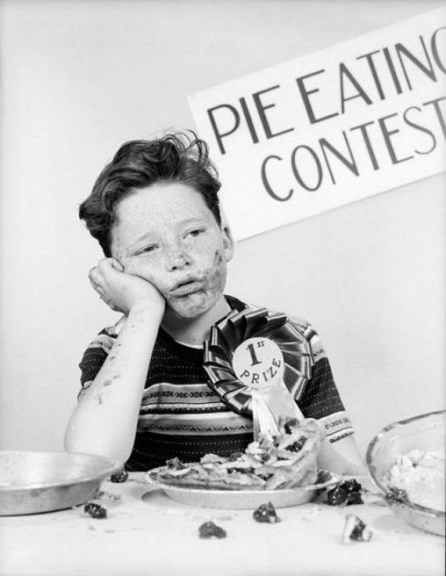 Призёр конкурса по скоростному поеданию пирогов. США, 1950 год. история, люди, мир, фото
