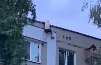 Нетрезвый мужчина залез на крышу дома и свалился с нее в Автозаводском районе
