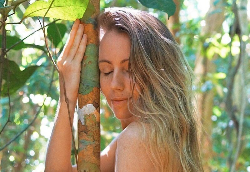Блогерша переехала в джунгли, чтобы есть фрукты, сохранять природу и ходить голой блогерша, в мире, джунгли, люди, природа, фрукты