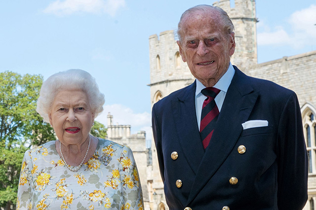 Королева Елизавета II и принц Филипп представили новый официальный портрет в честь 99-летия герцога Эдинбургского
