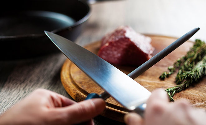 Точим кухонные ножи без посторонней помощи: советы от шеф-повара