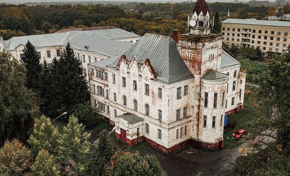 Люди нашли огромный замок в Тамбовской области. Дверь была открыта и они решили зайти