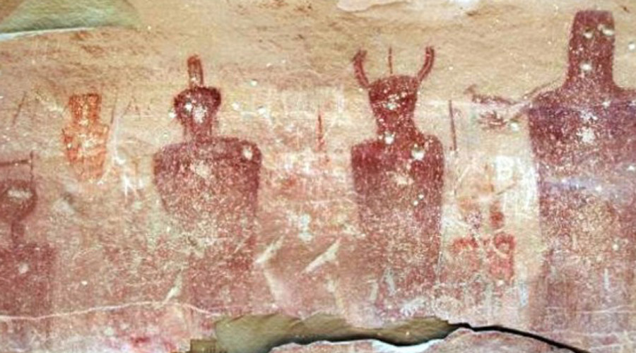 Наскальная живопись Сего Эти потрясающие рисунки были сделаны 8 000 лет назад. Авторы, коренные американцы, изобразили странных существ с преувеличенно большими головами, глазами и непропорциональными размерами тела. Археологи находят странную визуальную связь между работами индейцев и петроглифами из Сахары.