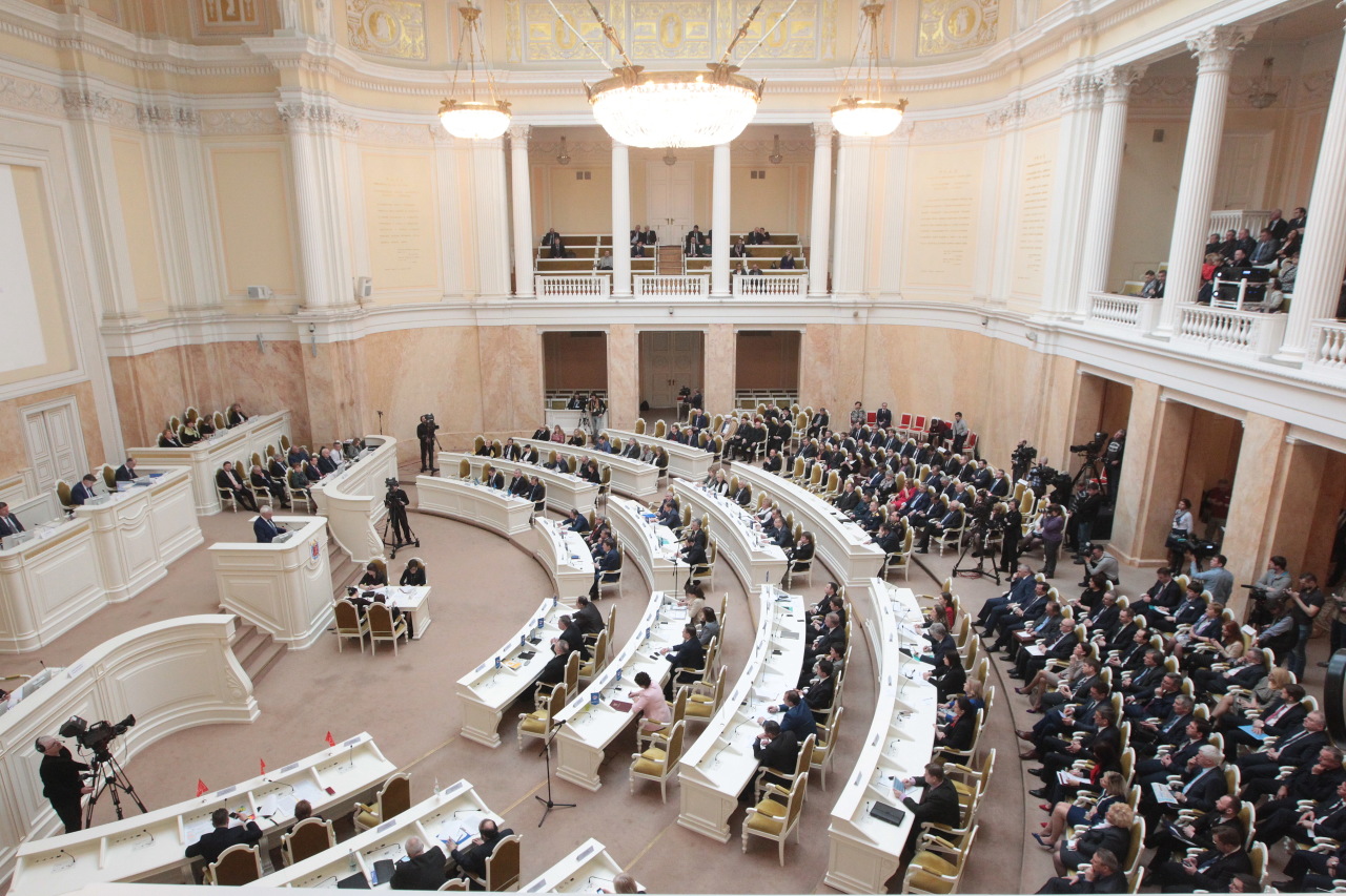 Парламент Петербурга ввел антиковидные меры