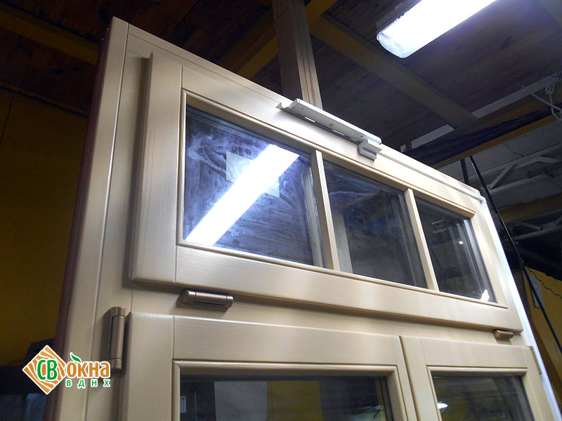 Балконная дверь из лиственницы