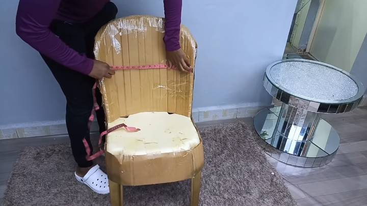 Как превратить простой пластиковый стул в мягкое кресло каретной, стяжки, стула, ткань, поролон, отверстия, сделайте, поролоне, обратной, закройте, сиденье, шитья, периметру, мягкое, пластиковый, стяжкой, кресло, работа, сиденью, перейдите