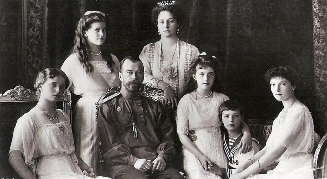 Историки до сих пор спорят о династии Романовых, на фото последний российский император Николай II с семьей