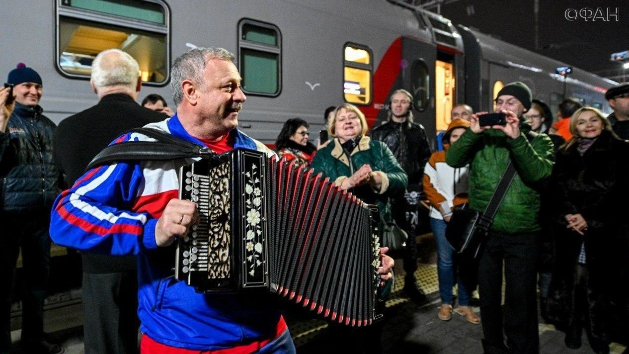 Первый поезд из Петербурга в Севастополь едет с песней и музыкой