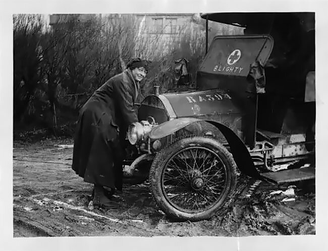 Удивительные фотографии женщин-автомехаников начала 20 века 