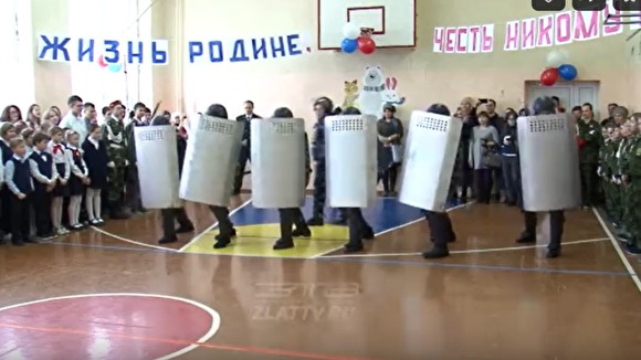 «Палкой снизу, бей!» На Урале спецназ ФСИН показал школьникам приемы разгона демонстрантов