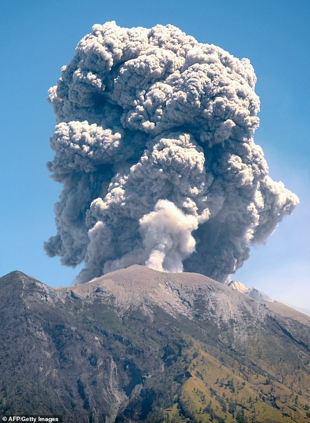 На Бали проснулся вулкан Агунг: жители и туристы оказались в ловушке туризм