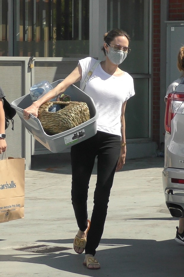 Фото №2 - Какие джинсы носит Анджелина Джоли? Черные скинни на прогулке с дочерью
