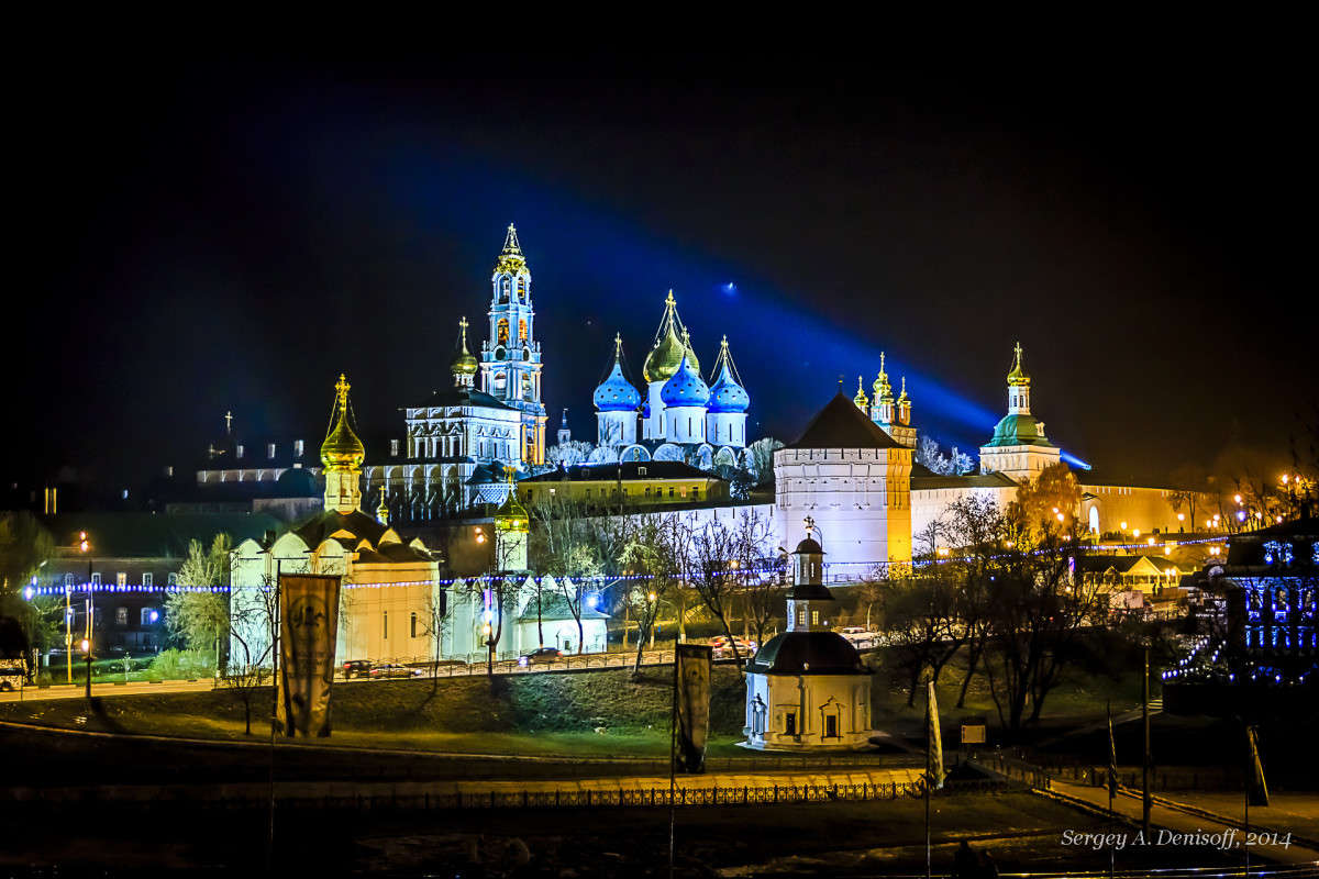 Фото сергиев. Сергиев Посад Троице Сергиева Лавра ночью. Город Сергиев Посад достопримечательности Троице Сергиева Лавра. Лавра Сергиев Посад ночью. Сергиева Лавра в Сергиевом Посаде ночью.