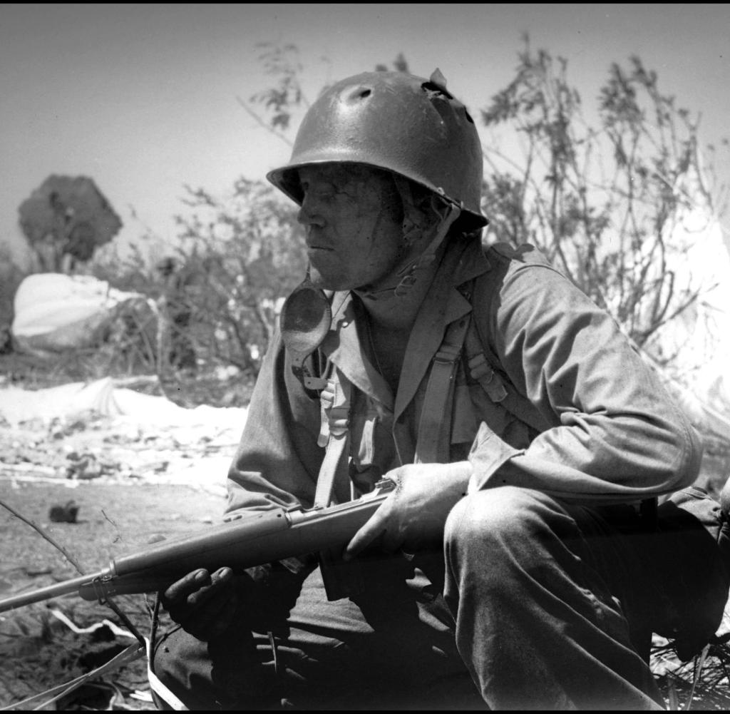 Получивший ранение в голову американский солдат Томас Барнс во время высадки на филиппинский остров Коррехидор Великая отечественая война, архивные фотографии, вторая мировая война