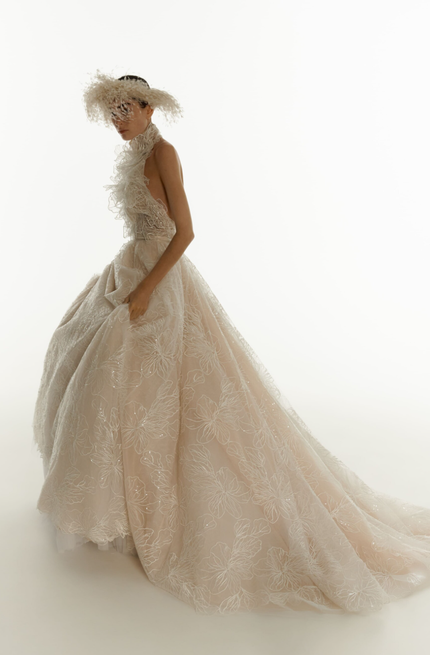 Valentin Yudashkin: Смелые силуэты и многоликий белый в новой свадебной коллекции