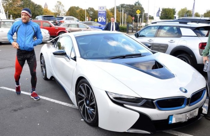 Гибридное купе BMW i8 имеет силовую установку, состоящую из двух электродвигателей и бензинового турбомотора. | Фото: topgearrussia.ru.