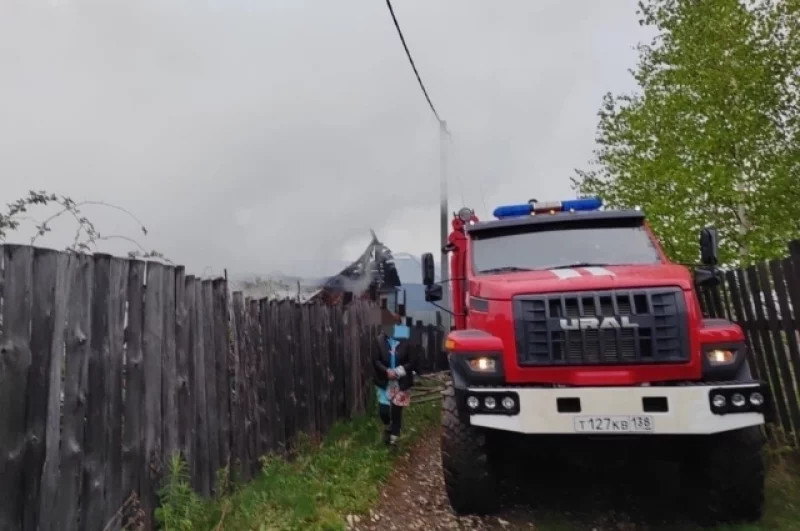 На месте пожара обнаружили мертвыми 5 человек.