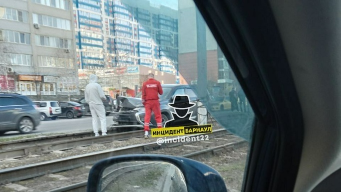 Автомобиль выскочил на трамвайные рельсы в Барнауле
