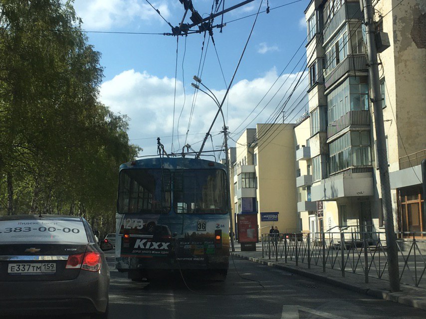 Троллейбус обрыв проводов. Троллейбусные провода. Обрыв контактной сети троллейбуса. Оборвался троллейбусный провод. Контактный провод троллейбусной сети.