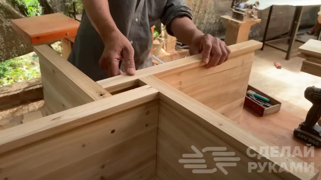 Необычный журнальный столик выдвижными ящиками и тайником