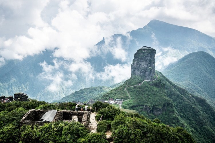 Чем интересны буддийские храмы «в небесах» на высоте 2300 метров в Китае