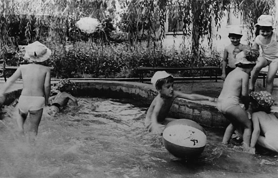 Как советские родители учили детей плавать и кататься на велосипедах – методы были суровыми 