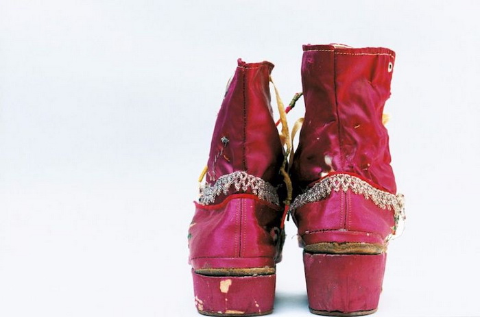 Разницу в длине ног Фрида маскировала за счет обуви с различной высотой каблуков.